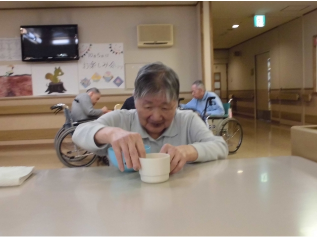 冷たい氷と温かいお茶
