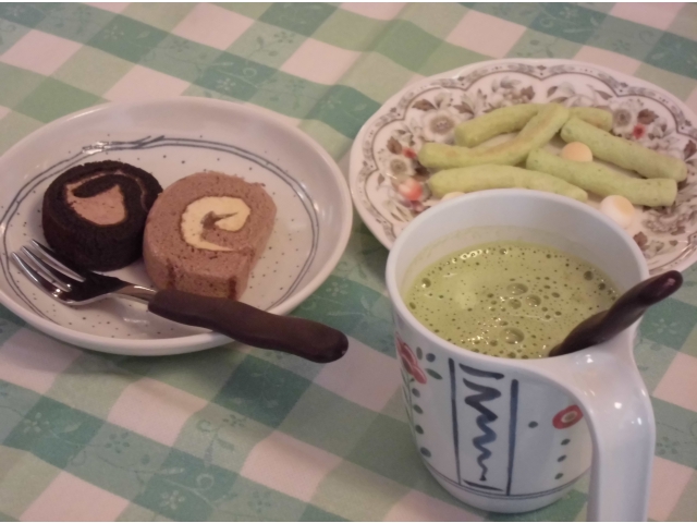 一例；ロールケーキ（栗＆チョコ）、抹茶オレ
