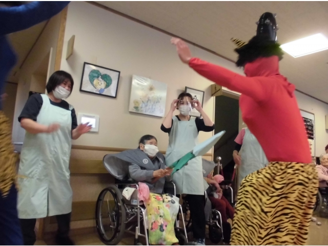 年女がトドメをさします