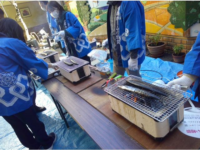 さんまを七輪で焼いていきます