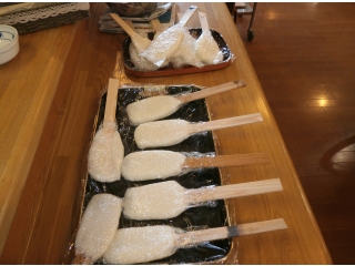 皆さんで心をこめて杉の串にくっつけます