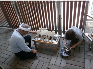 栄養士さんと技術員さんが汗を流して焼きました