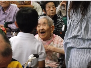お手製の首飾りのプレゼントに皆さん大喜びでした。