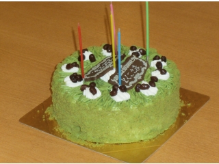 おいしそうな抹茶ケーキをみなさんで囲みます