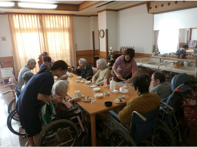 「さあ、食べましょうか」