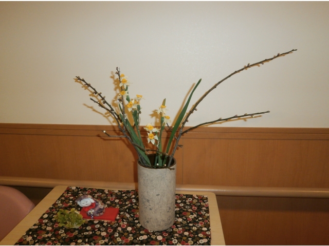 ご家族がもってきてくださった花を活けています