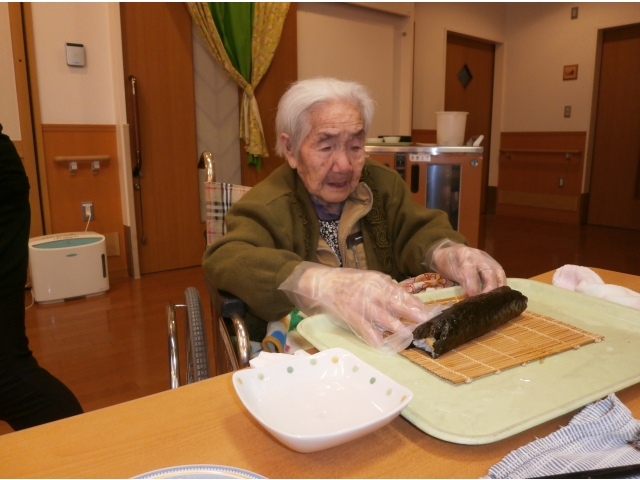 「今年の方角はどっちかな」
「昔はよく巻いたな」と昔話にも花が咲きます。