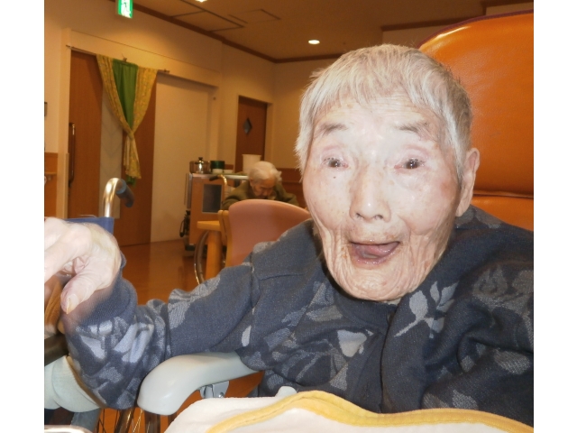 ニコニコしながら豆を投げる入居者様。大きな声をだしてとっても楽しそうです。