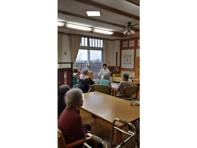 介護主任の三味線の腕前はピカイチです