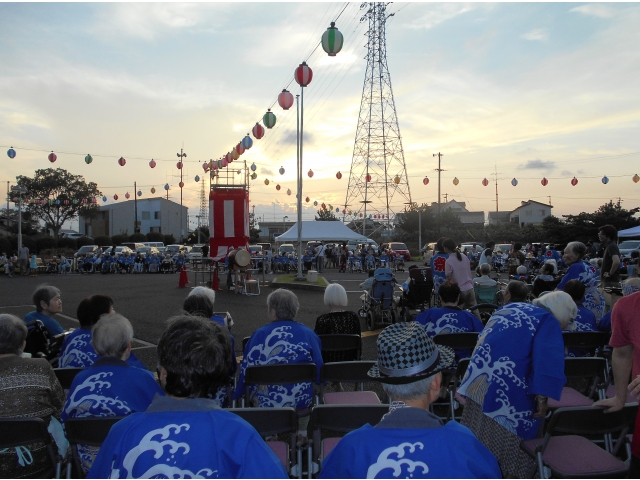 美しい夕焼けの中、夏祭りスタート