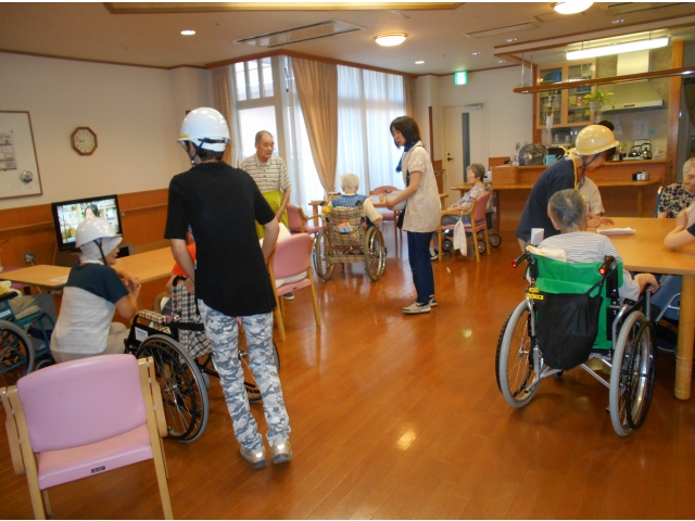 地域の方々へ車いすの操作方法や避難方法を伝達