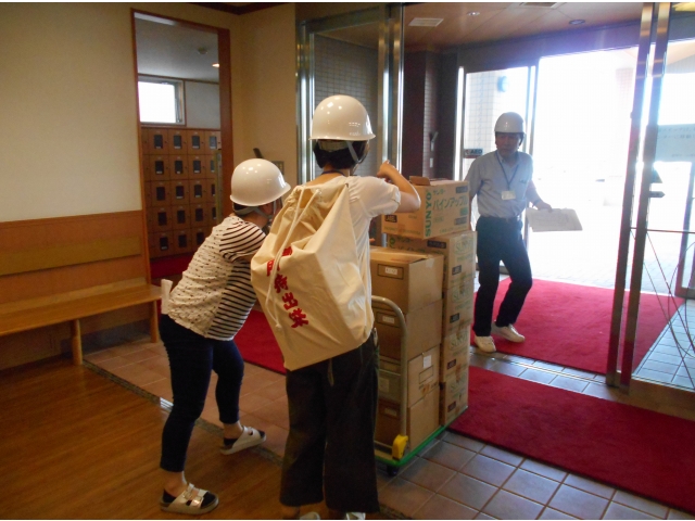 医療品や非常食なども屋外へ運び出します