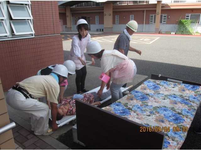 けが人を救出し、看護師が応急します
