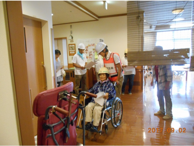 （2）ユニットで車いすの操作方法などの説明です。