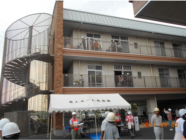 （3）火災発生でベランダから螺旋階段へと避難。