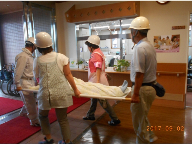 （4）負傷者を担架で搬送です。