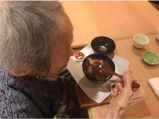 またまた、１００歳超えの利用者！
おしるこを選び、お餅も食べました。
