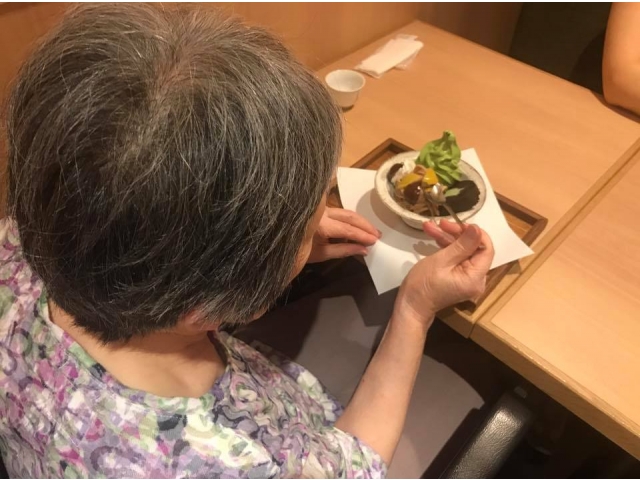 こちらの利用者は季節の栗を使った
「モンブランパフェ」を食べました。
「甘いものは別腹！！」と完食。