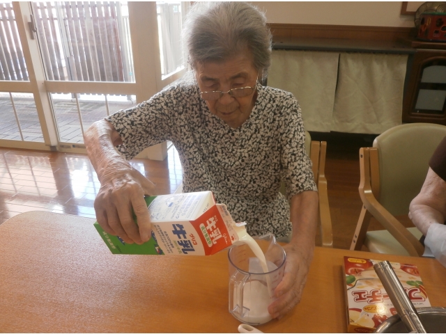 まずは牛乳を量って・・・