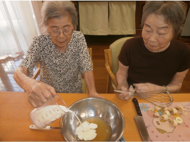 牛乳を入れていきまーす！！
