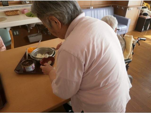 私も盛り付けします