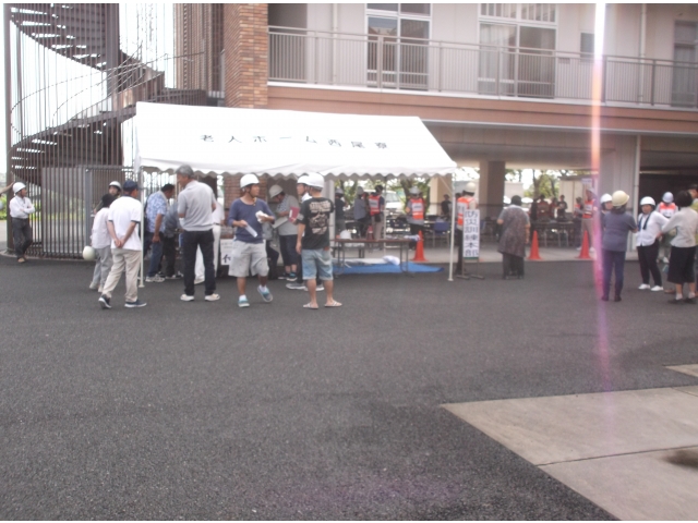 地域の方々が続々と集まります