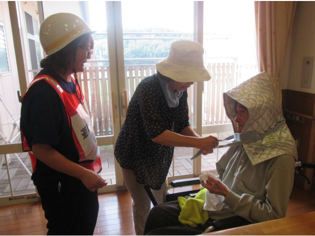 町民の方にも防災ずきんを装着したり手伝っていただきました。