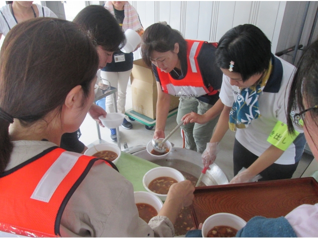 炊き出し訓練、メニューは尾西の炊き込みご飯と豚汁
