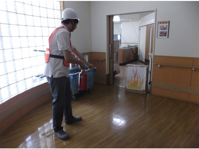 出火先である厨房へ初期消火