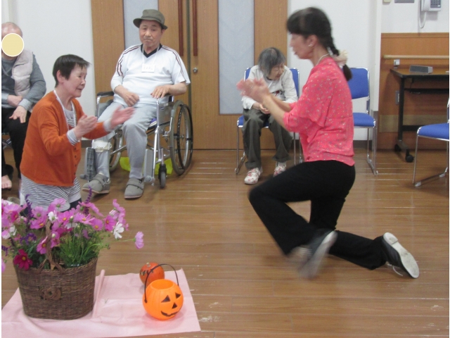 今日のお花はコスモス！男性も女性も先生の踊りにうっとり