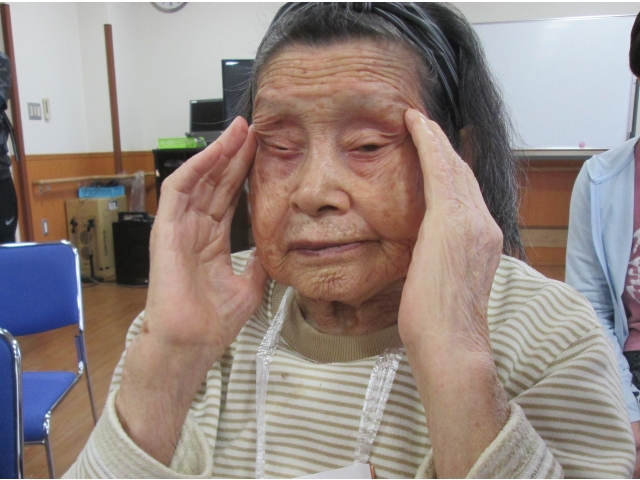 まずはお顔のマッサージ