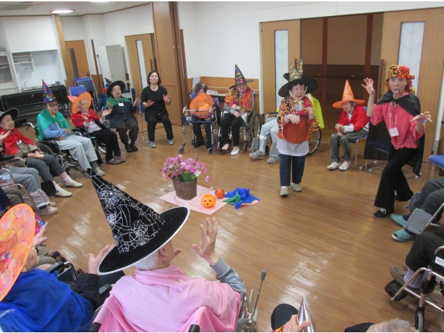 魔女の帽子にマントを羽織って「おばけだぞー！」