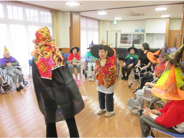 おばけになりきって変顔！表情筋を使います