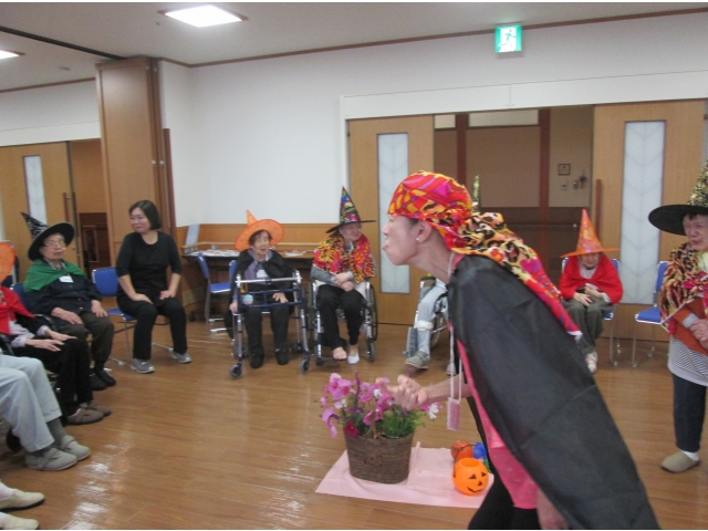 先生の手本に倣って皆さんも必死でマネをします