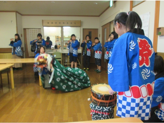 床から獅子舞が起き上がると「おぉ～」