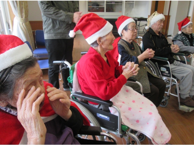 クリスマスソングに合わせて踊ります