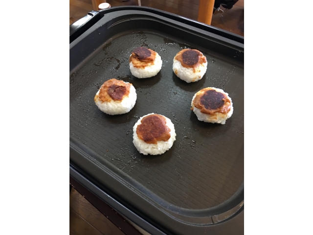 焼おにぎりを目の前で焼きました