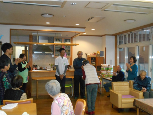 養護老人ホームのリビングで