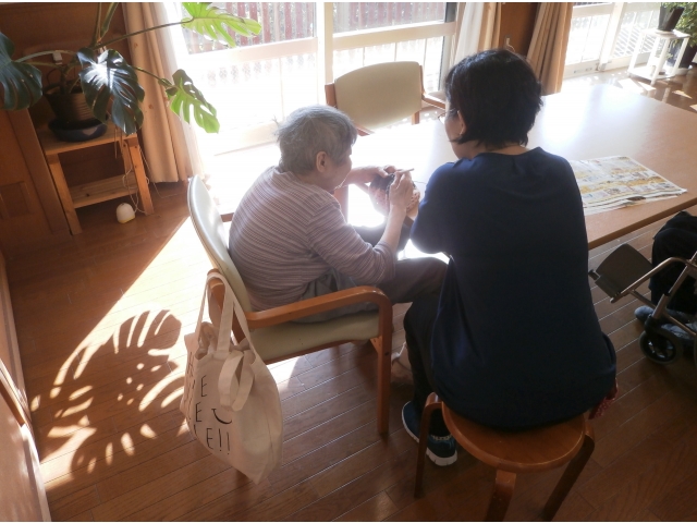 入居者様と一緒に趣味の楽しさを分かち合う