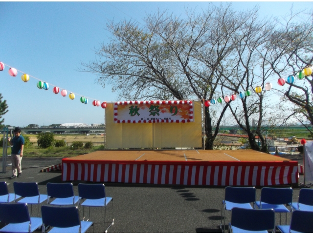 西尾苑東側に特設ステージを設けました