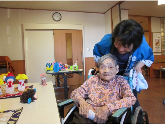 養護の折り紙作品を入居者様も見学しました