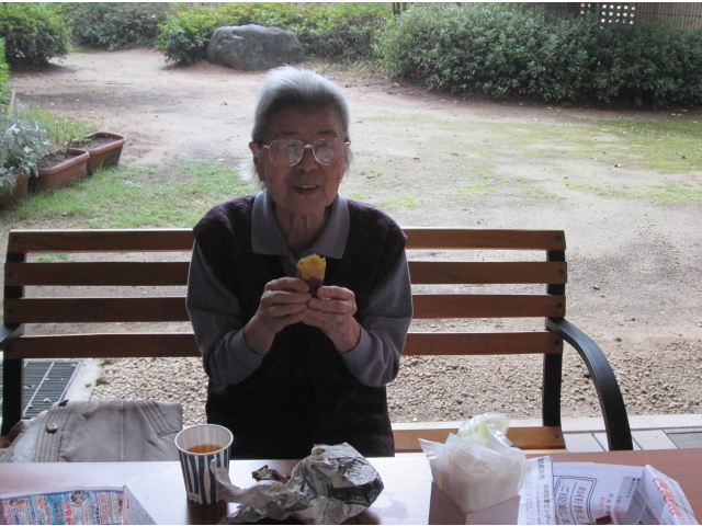 やきいものいい匂い、手からも温かさが伝わります