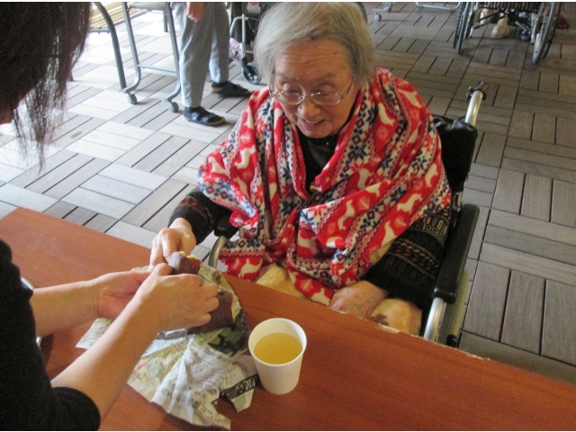 「おいしそう！」少しずつジュースと一緒にいただきます！