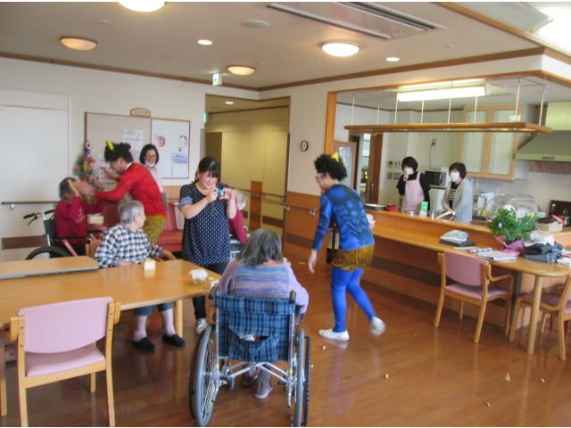 落花生を撒きつつ「ああもったいない」