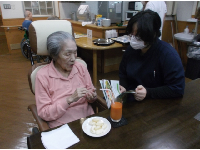 職員と一緒にワンダーBOOKを読みます📚