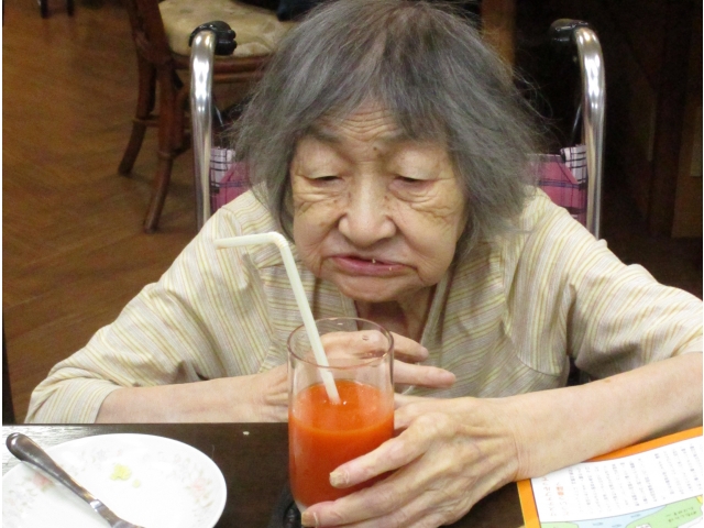 蒸しケーキの次はジュース飲みます🍹