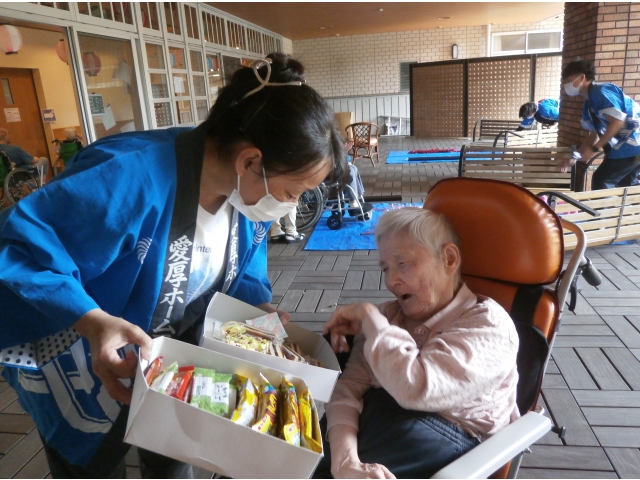 お菓子を選ぶのも真剣です✨