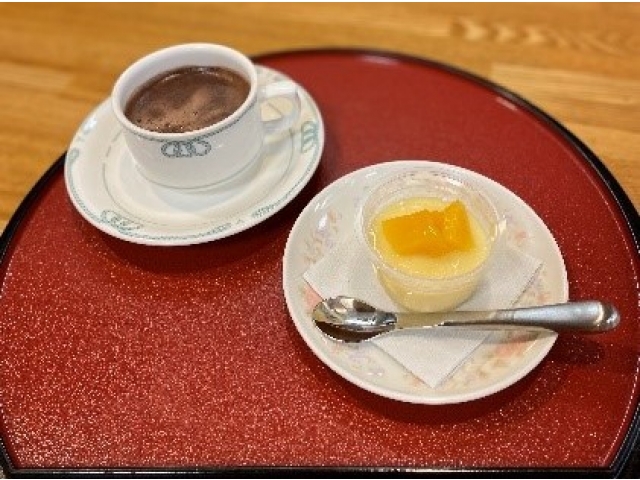 実際に提供した“ももプリン🍑✖ホットココア☕”のセットですエネルギー：200kcal、たんぱく質：5g、脂質2.5g、炭水化物：20.1g、食塩相当量：0.18g
