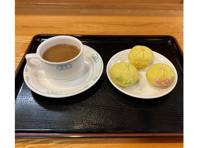 エネルギー 148kcal、たんぱく質1.5g、脂質3.4g、カリウム428mg、カルシウム39mg、ビタミンC18mg、食物繊維総量1.4g、食塩0g（コーヒー1杯・茶巾1個あたり）