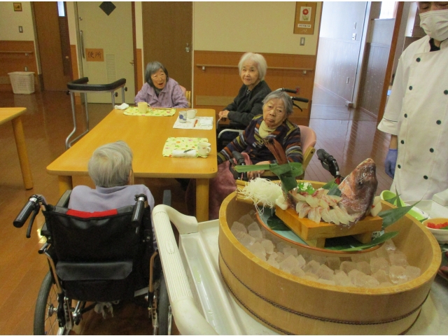 登場した「鯛の活造り」　